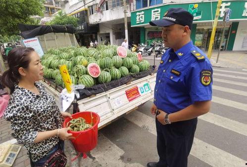 群众排队吃瓜的视频,民众热情围观，共享夏日清凉时光