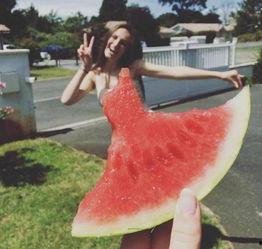 朋友吃瓜拍照,瞬间成为朋友圈焦点