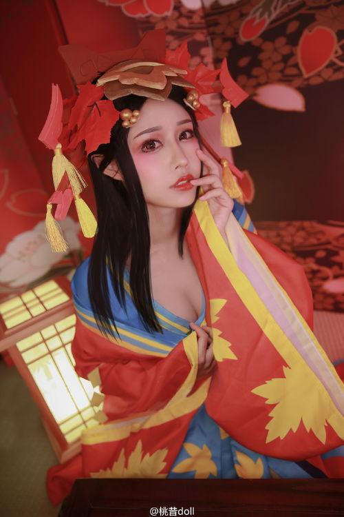 僵尸女cos吃瓜,吃瓜群众纷纷围观！